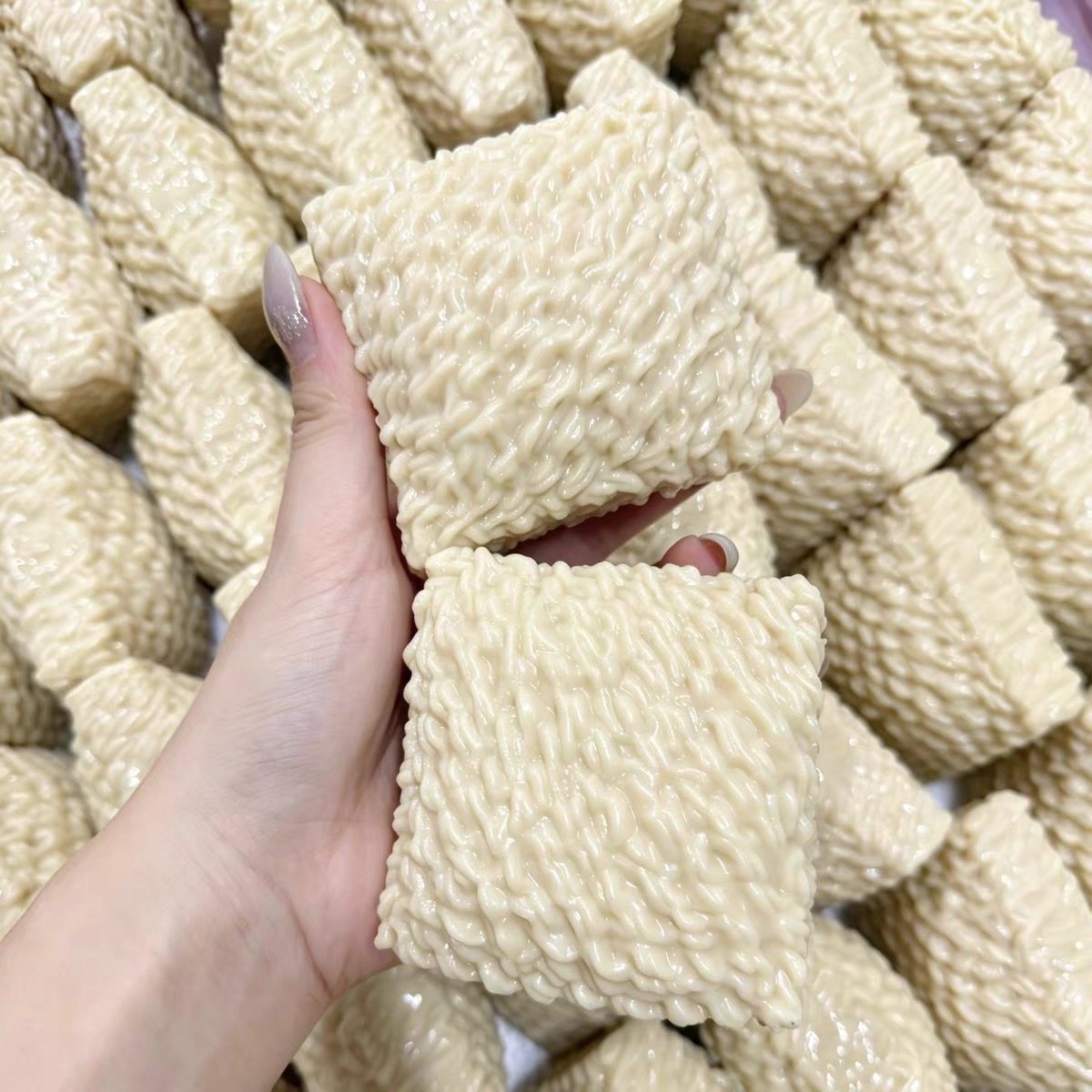Crunchy Fried Noodles Squishy  - Novelty Gifts recension och pris